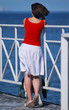 Foto: Mujer mirando al mar en Peterhof, San Petersburgo, Rusia Mujer mirando al mar en Peterhof, San Petersburgo, Rusia