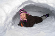 Mädchen in Schneehöhle