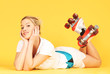 Rollergirl liegt am Boden