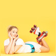 Rollergirl liegt am Boden