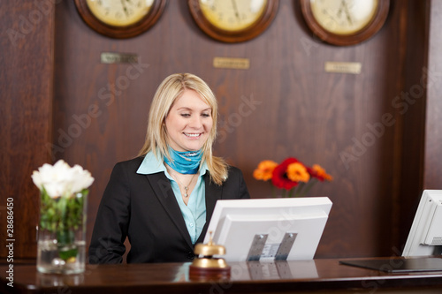Photo: freundliche empfangsdame im hotel freundliche empfangsdame im hotel