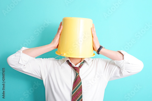 Photo: Ein Eimer über dem Kopf Ein Eimer über dem Kopf
