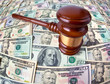 Dollar Geldscheine und Richterhammer