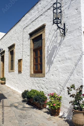 Photo: White house in Patmos and streetlamp - Dodecanese White house in Patmos and streetlamp - Dodecanese