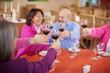 Photo: freunde stoßen mit rotwein an freunde stoßen mit rotwein an