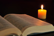 bei Kerzenlicht die Bibel lesen