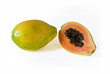 papaya con semi su fondo bianco