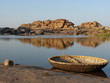 Foto: geflochtenes Boot liegt still am Ufer geflochtenes Boot liegt still am Ufer