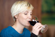 blonde frau trinkt rotwein