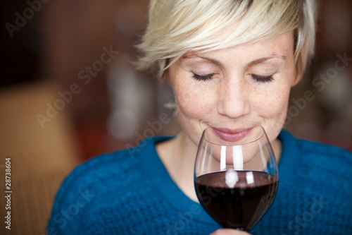 Photo: lächelnde frau genießt rotwein lächelnde frau genießt rotwein