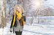 winterspaziergang frau allein im wald