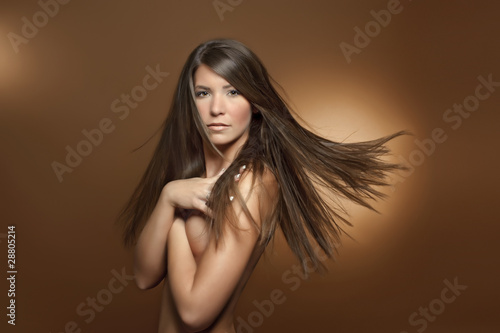 Foto: Flying Hairs lange braune Haare glatt Flying Hairs lange braune Haare glatt