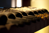 Bouteilles de vin sur une étagère - Fine Art prints