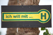 Haltestellenschild an Palme befestigt Haltestellenschild an Palme befestigt