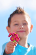 Kind mit Blumen