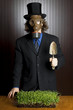 Foto: Man with a gas mask holding a potting shovel Man with a gas mask holding a potting shovel