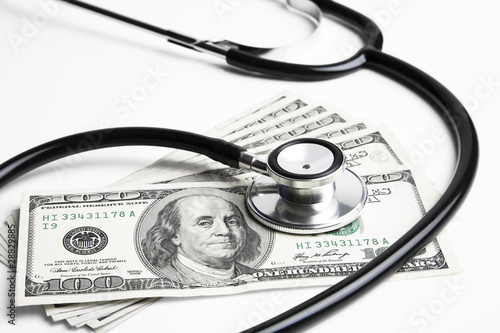 Foto: Stethoscope and 100 dollar bills Stethoscope and 100 dollar bills