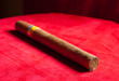 cigare de cuba sur fond rouge
