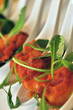 Tapas de crevettes à la tomate sur cuillère Tapas de crevettes à la tomate sur cuillère