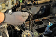 Mechaniker hält Steuerkette