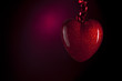 cuore con colpi di luce su sfondo nero