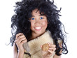 neandertaler kind mit walnuss und stein