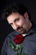 Mann mit Rose