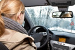 Foto: Junge blonde Frau fährt Auto im Winter Junge blonde Frau fährt Auto im Winter