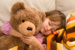 Foto: bimba che dorme con l'orsacchiotto bimba che dorme con l'orsacchiotto