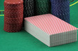cartes et jetons de poker sur tapis vert de casino cartes et jetons de poker sur tapis vert de casino