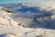 la route enneigée au dessus des nuages