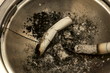 Zigarette im Aschenbecher