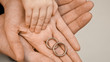 Vater, Mutter, Kind und Eheringe
