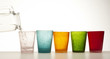 caraffa di acqua e bicchieri colorati