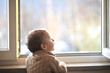 Kind am Fenster