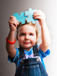 Kind mit Puzzlesteinen