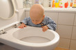 Baby spielt in Toilette 06