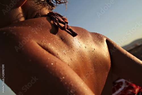 Photo: dos de femme sexy bronzé à la plage dos de femme sexy bronzé à la plage