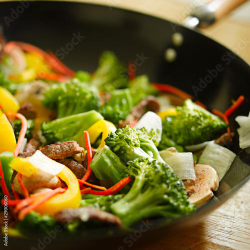 Foto: wok stir fry closeup with selective focus wok stir fry closeup with selective focus
