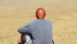 Photo: homme chauve sur la plage homme chauve sur la plage