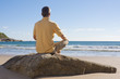 Photo: Mann meditiert am Meer Mann meditiert am Meer