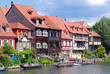 Boote vor Fachwerkhäusern