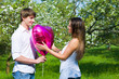 Foto: Paar mit Luftballon Paar mit Luftballon