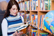 Foto: Frau in Buchhandlung Frau in Buchhandlung