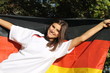 weiblicher Fußballfan mit Deutschlandflagge