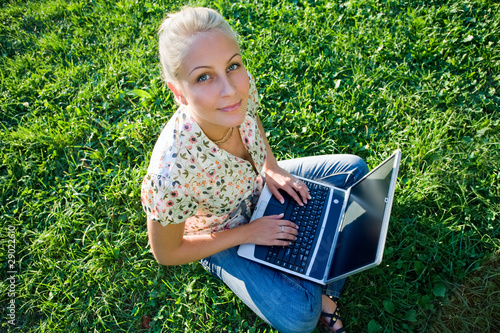 Foto: Gorgeous young blond having fun with laptop outdoors Gorgeous young blond having fun with laptop outdoors
