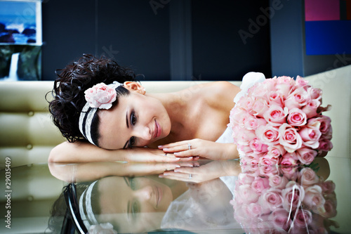 Foto: Romantic bride with a wedding bouquet Romantic bride with a wedding bouquet