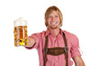 Glücklich lachender Mann mit Lederhose hält Oktoberfest Maß Bier