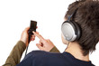 Jugendlicher mit Kopfhörer bedient MP3 Musik Player