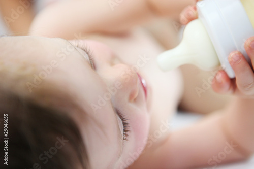 Foto: baby,kleinkind mit Fläschchen baby,kleinkind mit Fläschchen